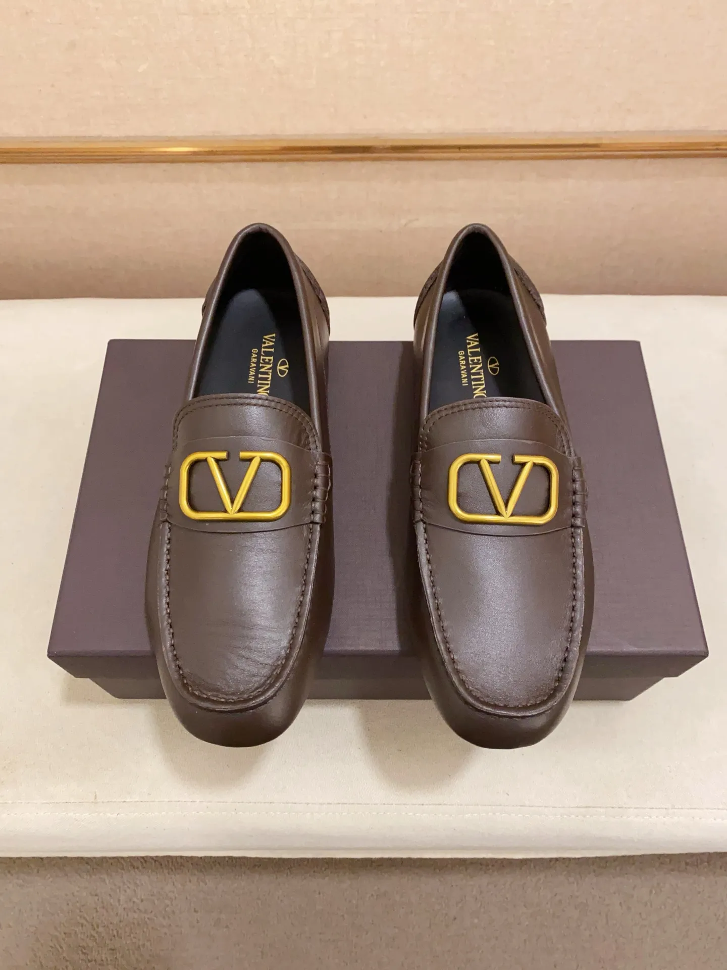 Men's shoes💰: 680💰VALENTINO, made of imported cowhide with imported water-dyed cowhide lining, iconic hardware and iconic wear-resistant outsole. 38-44. 45 VALENTINO packaging can be customized to enjoy the brand’s iconic product packaging
